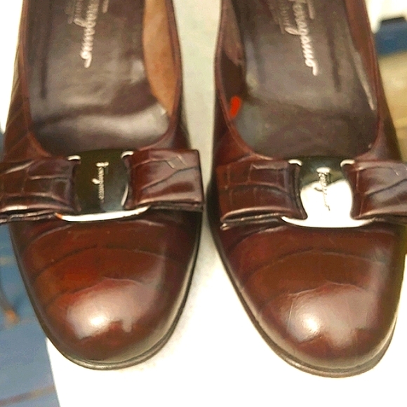 SALVATORE FERRAGAMO 9 BROWN LEATHER CROCODILE EMBOSSED SIGNATURE VARA BOW PUMPS - Picture 8 of 13